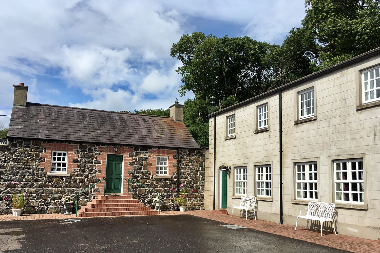 Self-catering cottage courtyard at Ballyscullion Park