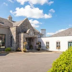 Exterior overview of Hotel Woodstock and its entrance in Ennis